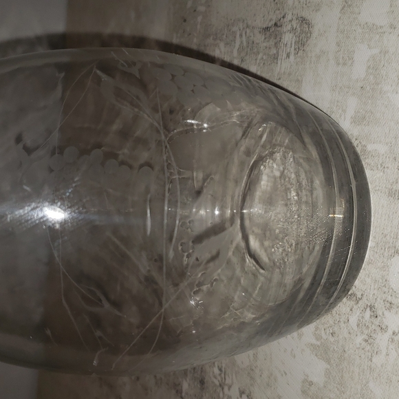 EUC Wine Decanter With Grapevine Etching - Picture 2 of 5